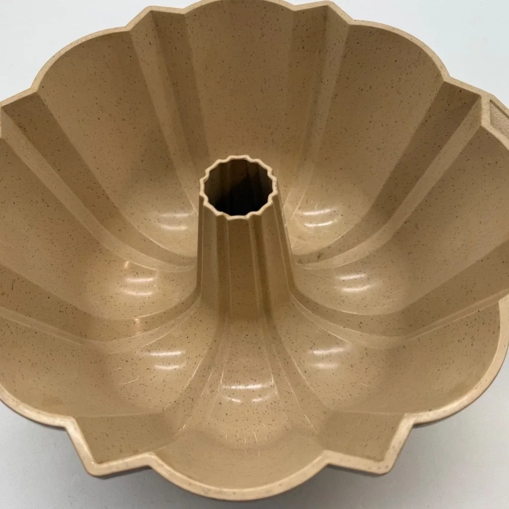 LittonWare‎ Simu-Stone Fluted Bundt Cake Pan Tan Speckled 38285 Vintage USA Oven
